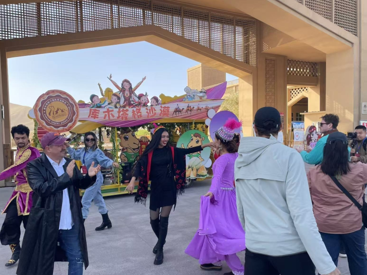 “这里的文化多姿多彩” 外国自媒体创作者走进吐鲁番