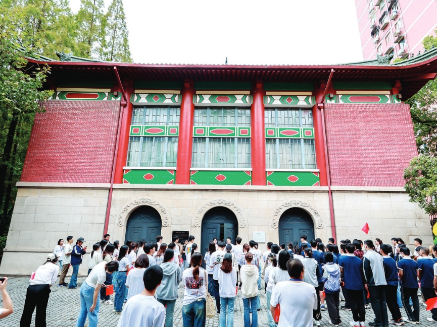 百年校园Citywalk，感受“最上海”城市文脉 | 共建人民城市，共享美好生活