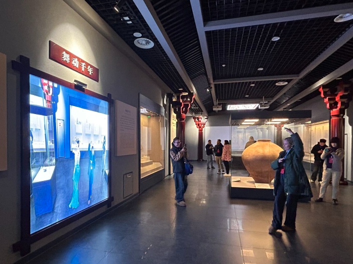 阿克苏的博物馆里，数字化文物让老外入了迷