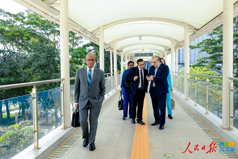 驻华使节体验深圳云巴 关注智慧交通新发展