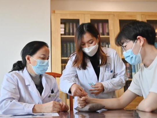 针灸拔罐样样行：“Z世代”泰国女孩探寻望闻问切之妙