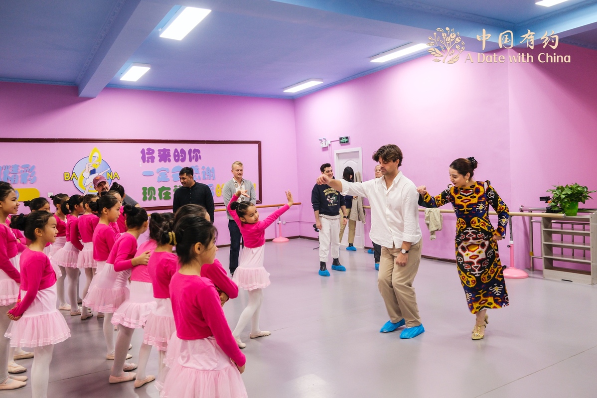 走，换装去跳舞！外籍博主沉浸式体验维吾尔族传统舞蹈的热情与活力