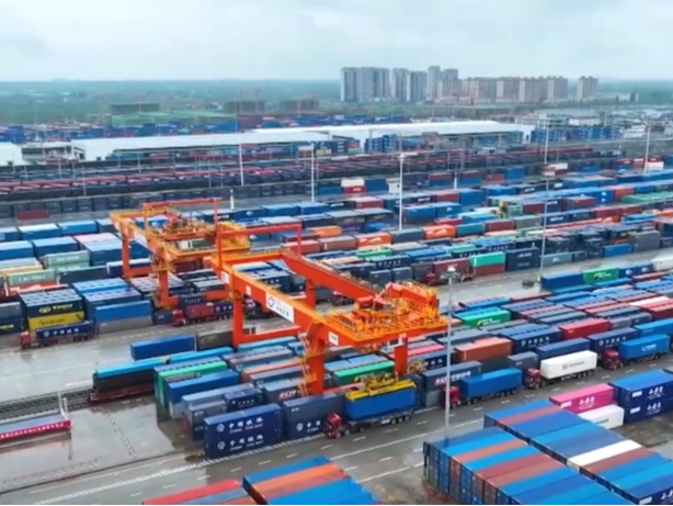 新能源汽车→油泼面、立柱架梁→联通万里，“钢铁驼队”有新变！