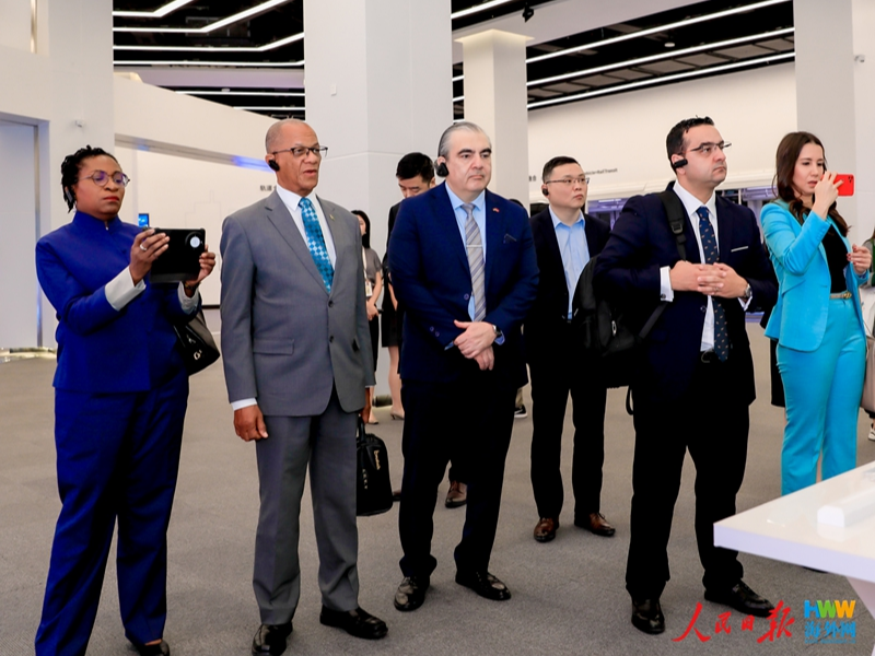 多国驻华使节参访深圳：共赏现代都市风貌 共鉴中国新能源汽车实力