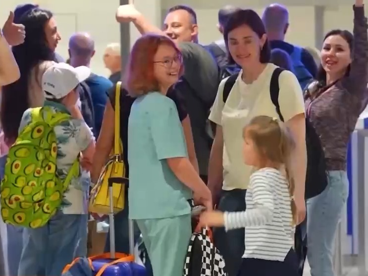 “China Travel”持续火爆 外国游客也来中国“遛娃”