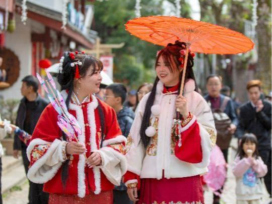 时光相册丨从千篇一律到我型我秀——跟着新华社镜头看服饰变迁