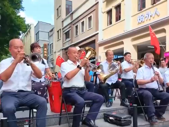 假期各地重点商圈人气旺盛 消费市场热闹红火、亮点纷呈