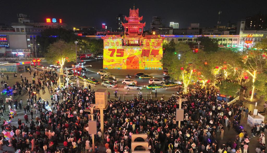 财经聚焦丨假日人气旺 市场活力足——国庆假期消费市场一线观察