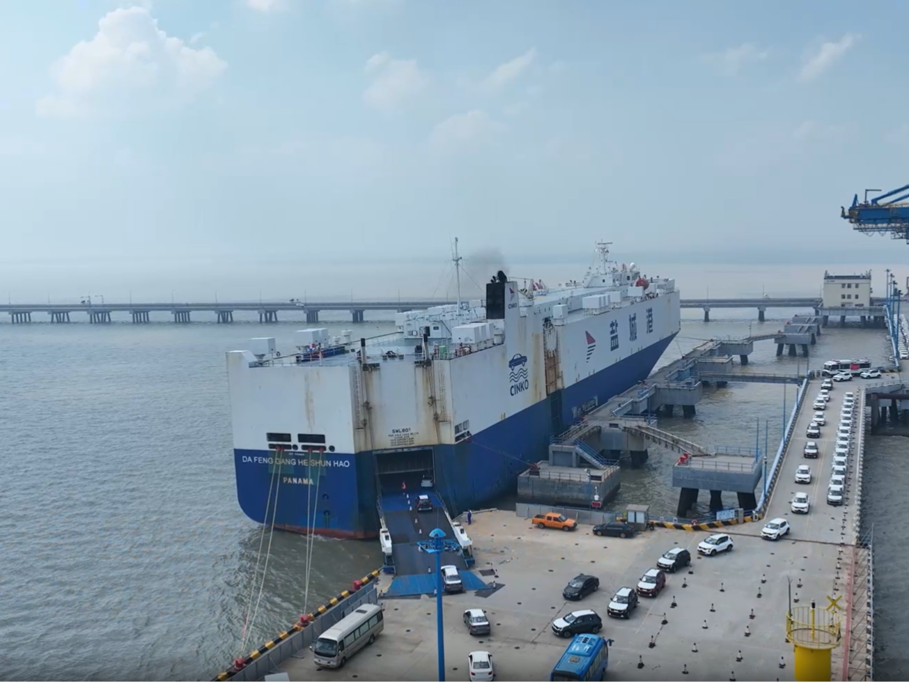 高质量发展看中国 | 一座码头：千车出海，万粮进港