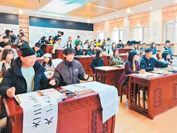 台湾青年走进新疆体验丝路风情