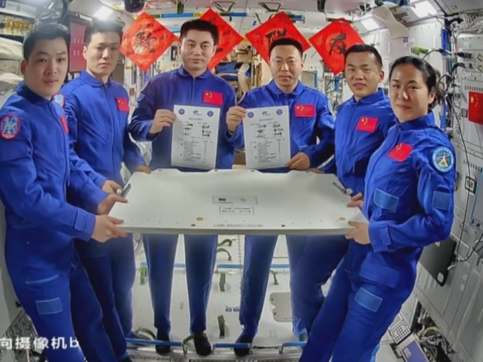 交接完成 神十八航天员乘组将于11月4日返回地球