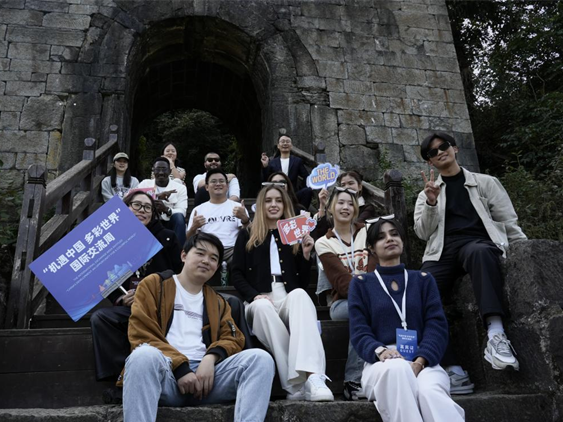 机遇中国 多彩世界｜穿越“中式古堡” 国际青年在世界遗产海龙屯听见“历史的回响”