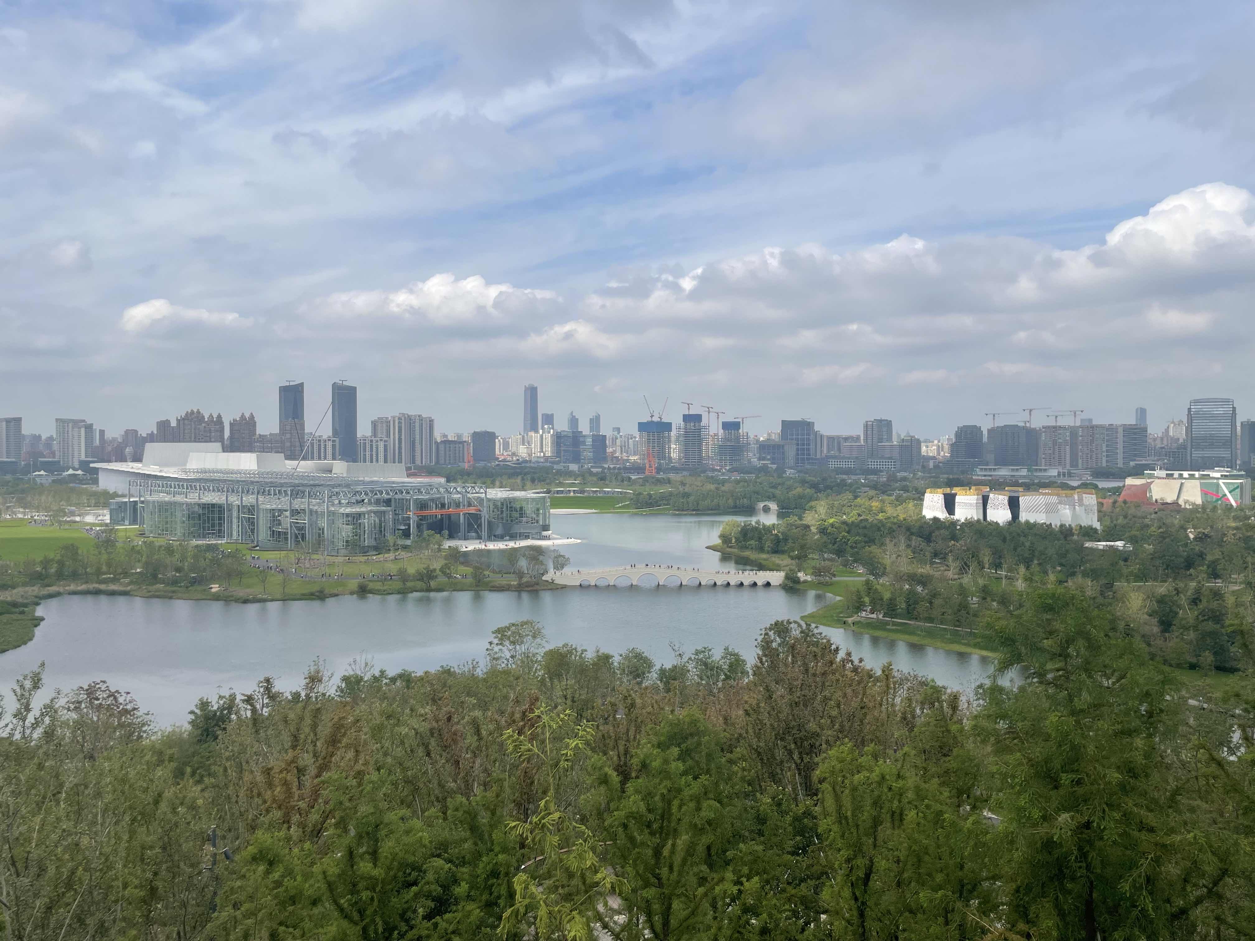 “双子山”散发别样魅力，上博东馆尽显“博物馆热”