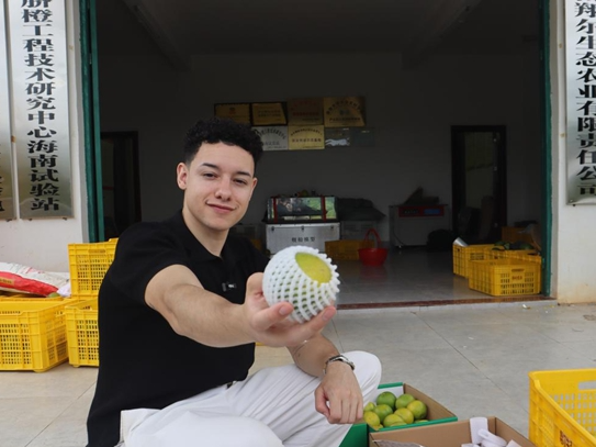 外国网红看海南｜英国小伙哈维在琼中的“一日农夫”生活