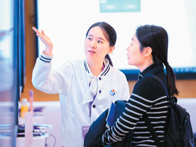 “在中国相遇，让心走到一起”