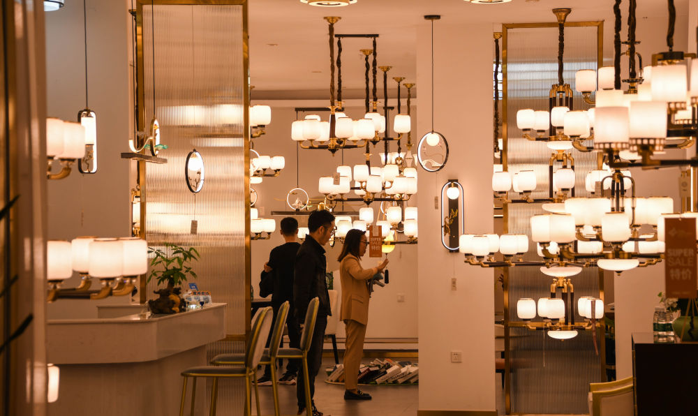 中国经济样本观察·“镇”了不起｜全球一半的“亮”，产自这个小镇