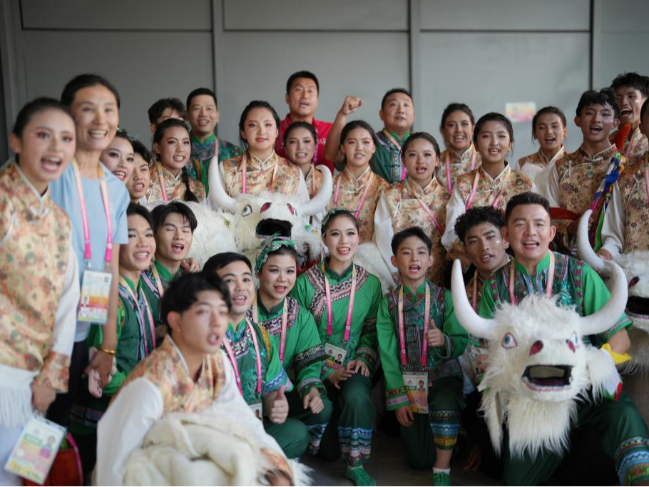 从北京来的西藏孩子们，在三亚起舞