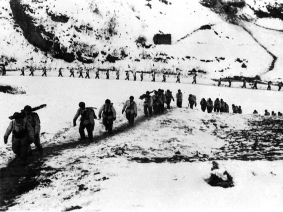 时刻评论丨英魂归来，汲取跨越时空的力量