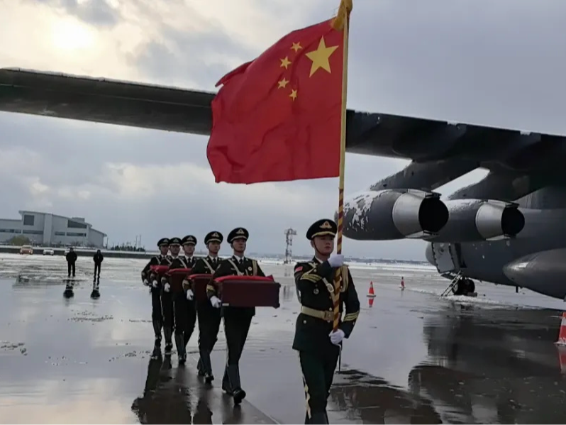 【侠客岛】国旗领路，英雄回家