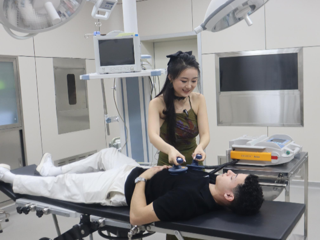 外国网红看海南 | 废弃建筑变棚拍基地 中英跨国情侣在陵水影视基地大秀演技