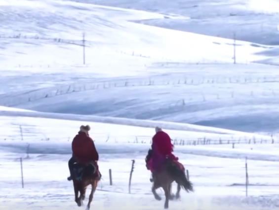新疆多地冰雪旅游持续升温 独特冬日美景让游客沉醉其中
