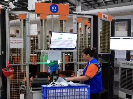 省钱！小件包裹在浙江拼成大件 轻松“飞”全球→