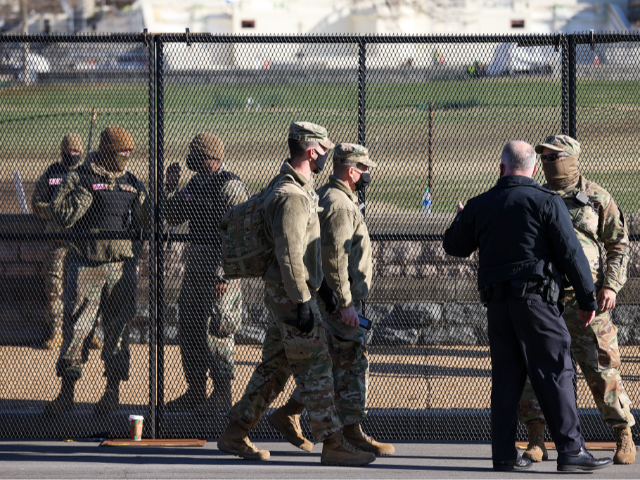 美国民警卫队多州待命：担忧发生骚乱 此前多个投票箱遭纵火