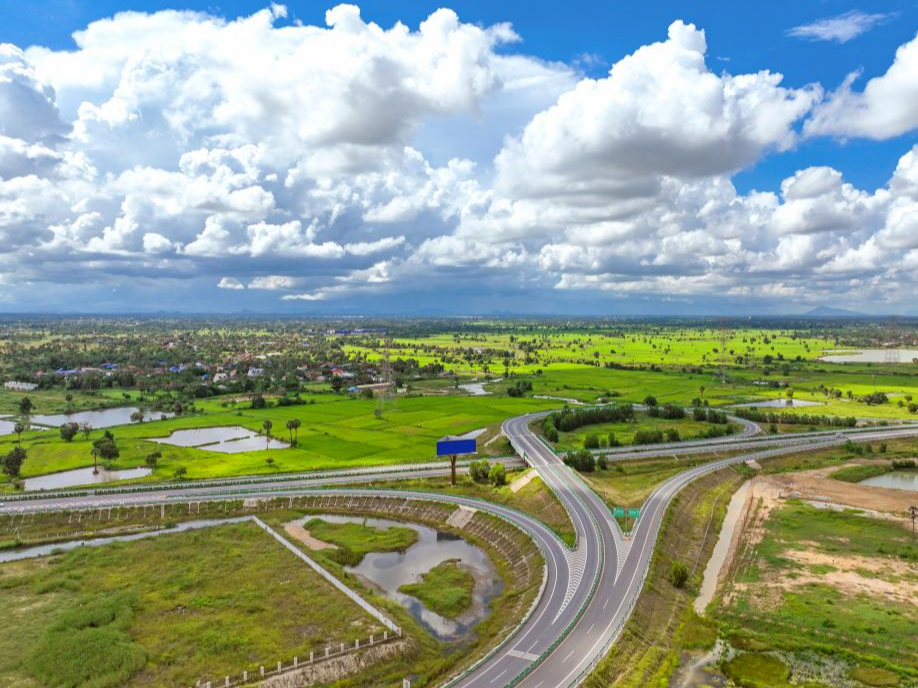 通讯｜“金港高速是出行的最好选择”——记中企建设柬埔寨金港高速开通两周年