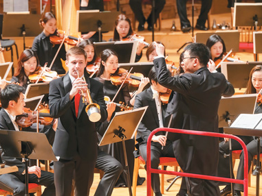 展艺术风采 促人文交流（共建文明百花园）