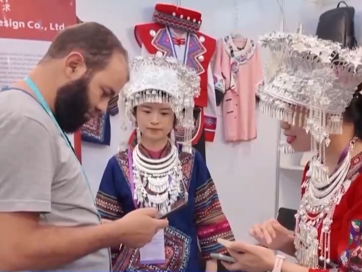 一天有300多人发来好友申请 农副产品成为广交会“香饽饽”