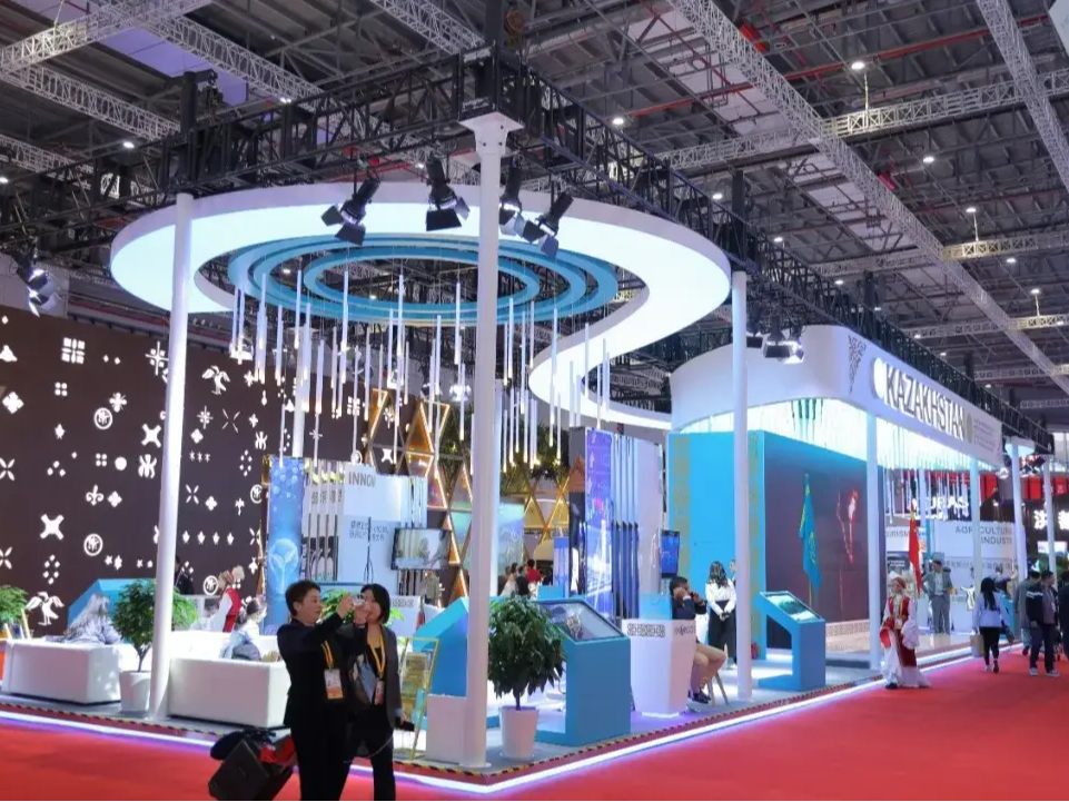 哈萨克斯坦逾50家企业现身进博会，展示创新成果