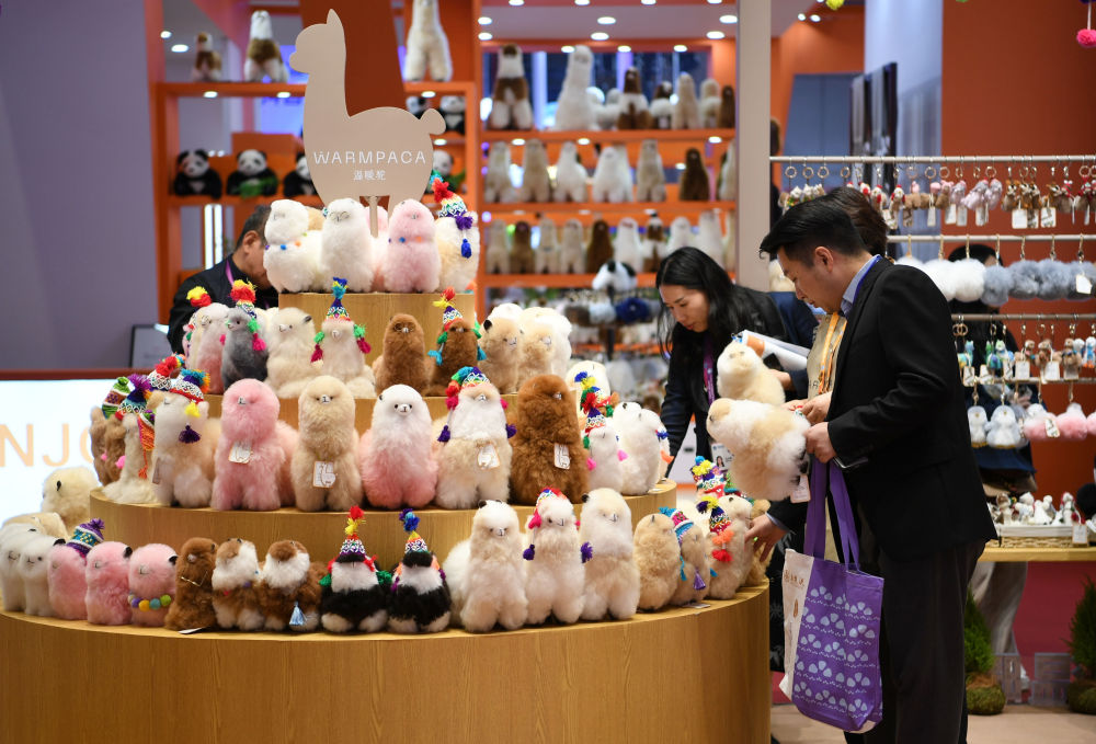 镜头连中外·第69辑 |“小羊驼”来了！秘鲁“温暖驼”连续七年参展进博会