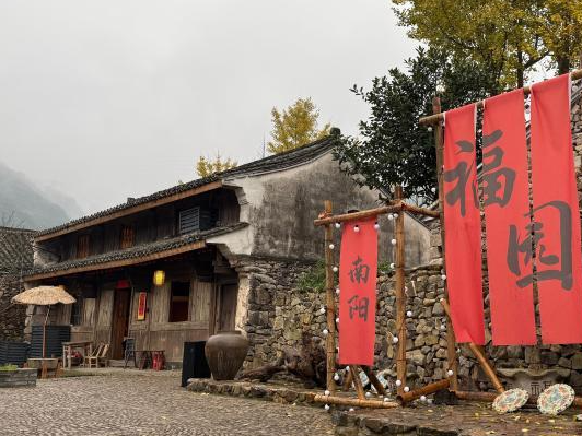昔日石头房今朝“桃花源” 新业态唤醒浙江乡村