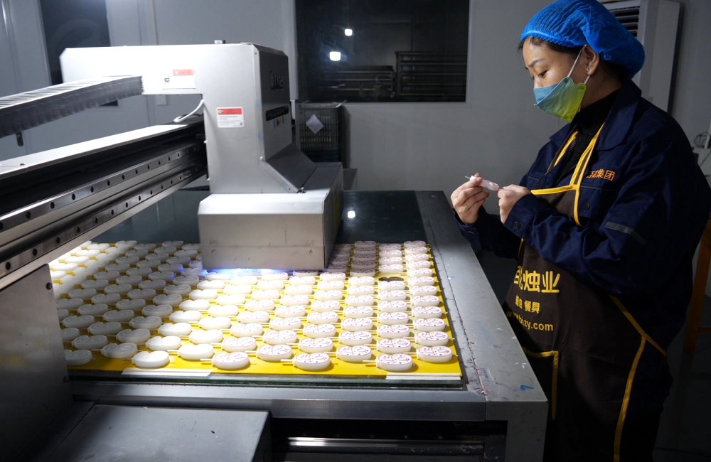 中国经济样本观察·“镇”了不起｜小小蜡烛“点”出12亿元“浪漫产业”