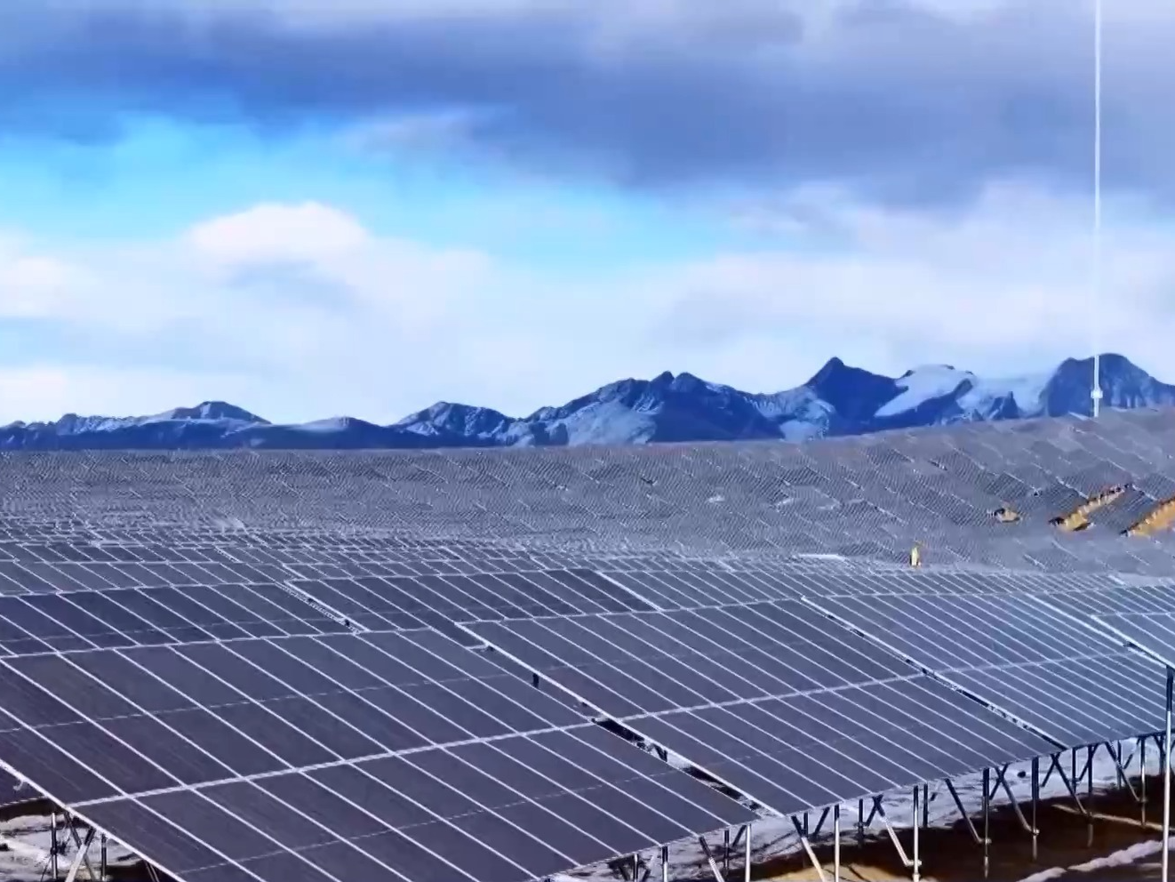 全球海拔最高光伏项目并网发电 记者带你实地了解超大“充电宝”如何工作