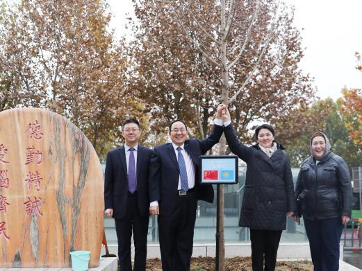 中哈专家学者丝路起点共植“友谊树” 与中医药文化“双向奔赴”