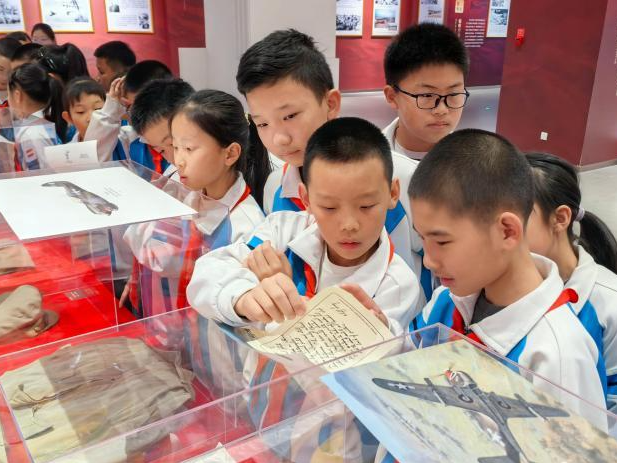 新疆青少年“相遇”飞虎队：以史为鉴 赓续情谊