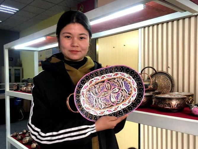 新疆和田“00后”女孩传承非遗：传统铜器制作技艺焕发新生