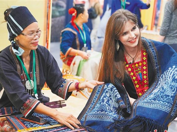 文化中国行丨这个成就了不起！黎族传统纺染织绣技艺从濒临灭绝走向繁荣发展