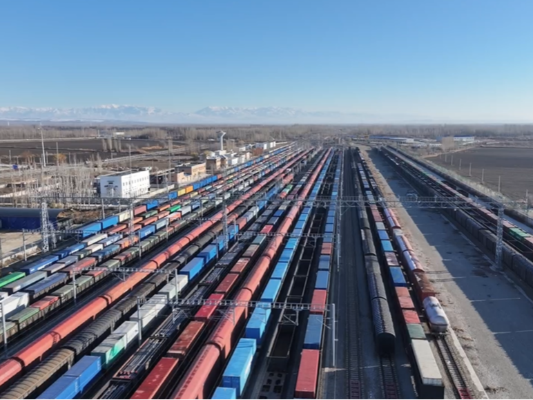 霍尔果斯口岸年度通行中欧（中亚）班列首次突破8000列