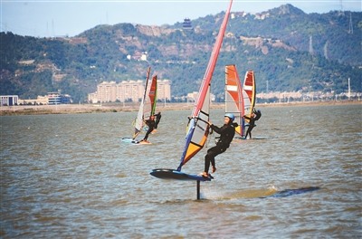 扬帆逐浪（侨乡新貌）