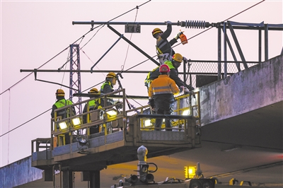 坚守岗位 奋战一线（锦绣中国年）