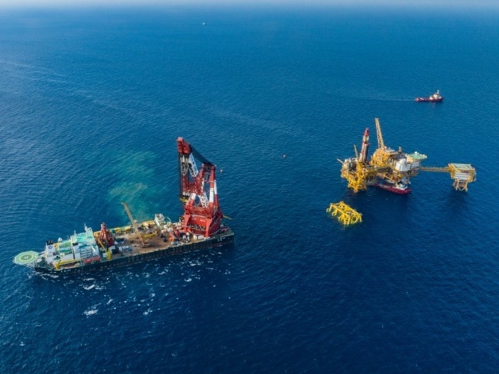 “深海一号”二期综合处理平台开始海上吊装作业