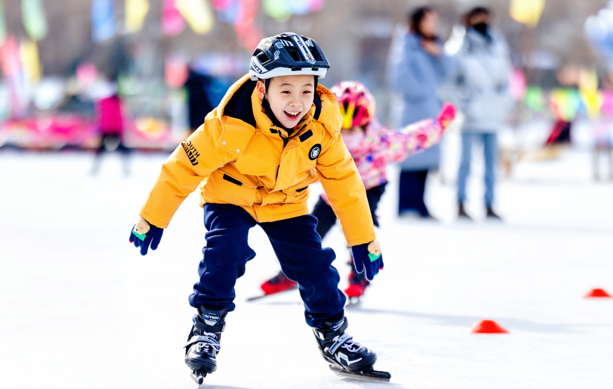 央广时评燃情冰雪①冰雪运动热起来全民健身赛道更宽