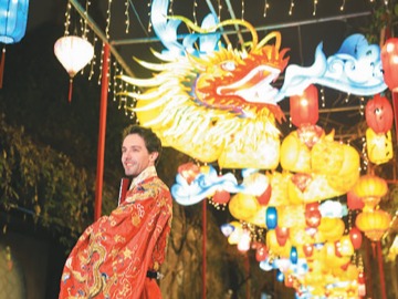 中外游客带旺出入境“流量”（国际论道）