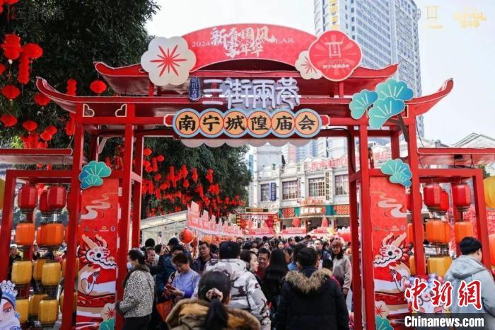 外媒关注中国春节新变化：年味更浓、消费强劲、旅游更热