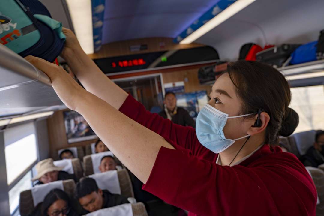 跟随高原列车乘务员体验春运返程高峰