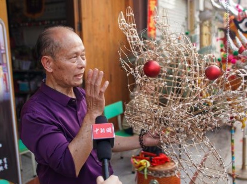 中外游客体验广西千年习俗舞“炮龙”