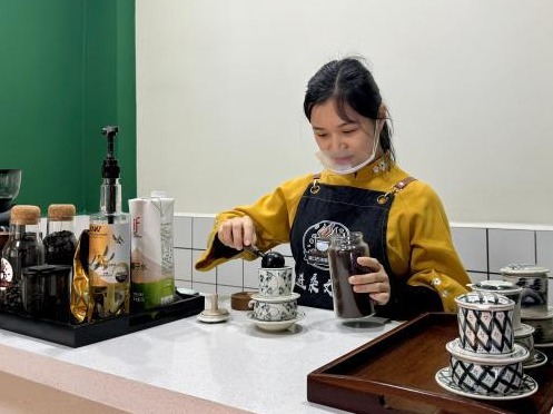 云南边境小城年味新 柴焙咖啡香飘中越