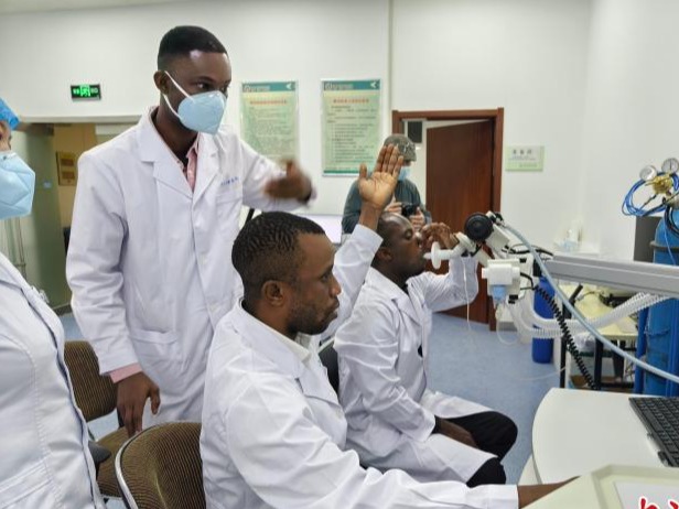 非洲医生河北过节：忙碌中感受热闹中国年